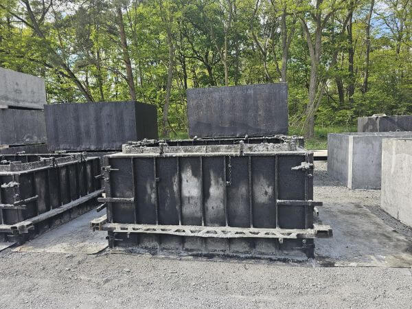 Produkcja szamb betonowych na placu